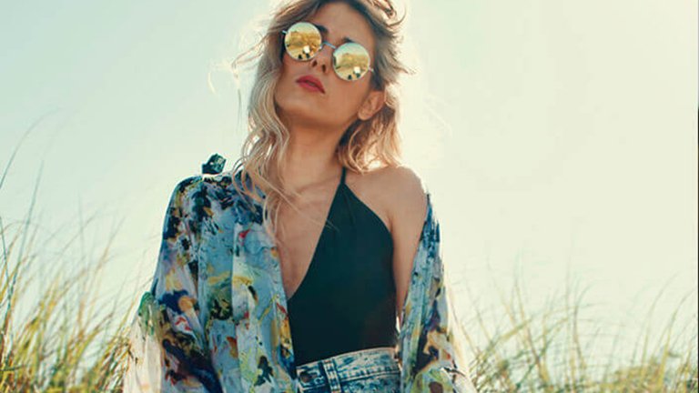 Chica rubia con gafas