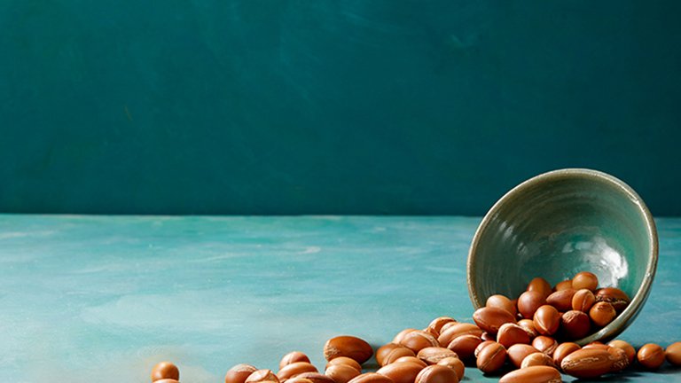 semillas de Argán con fondo azul