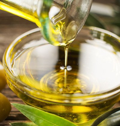 Instituto colisión flojo Cómo usar el aceite de oliva para el pelo y conseguir una melena brillante  e hidratada.