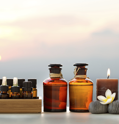 aceite velas y de fondo una puesta de sol
