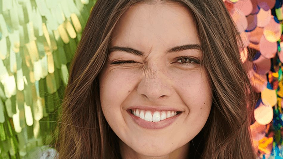 chica morena guiñando ojo