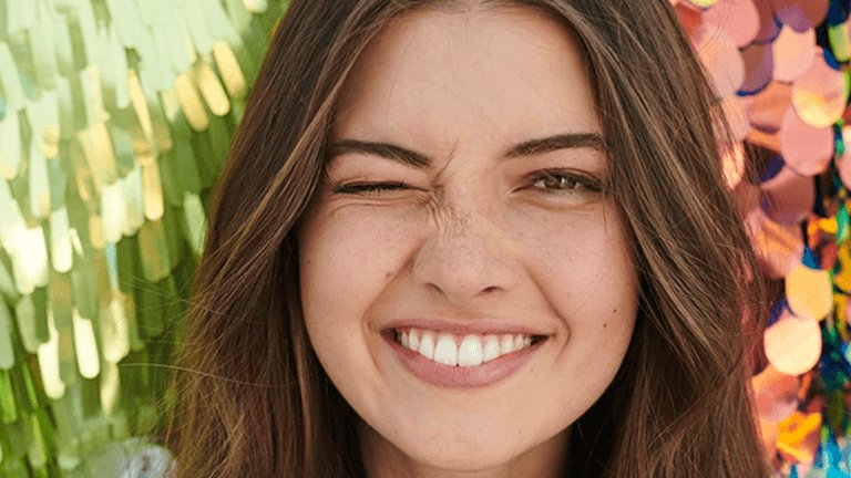 chica morena guiñando ojo