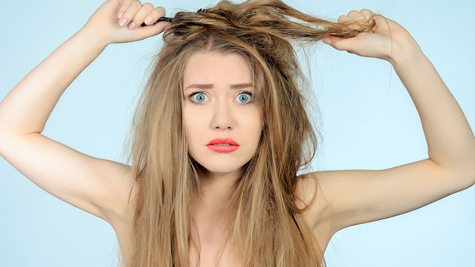 mujer de pelo largo con el peine enredado