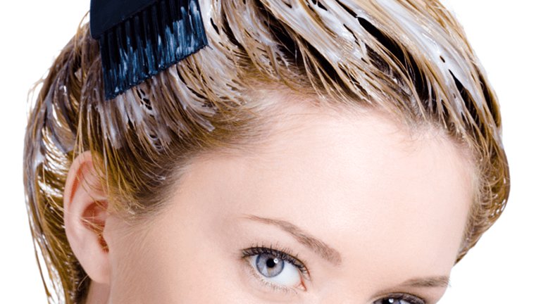 mujer aplicándose mascarilla en el cabello