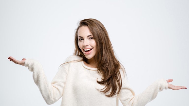 mujer morena pelo largo con fondo blanco