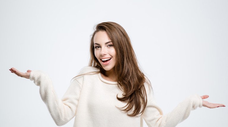mujer morena pelo largo con fondo blanco