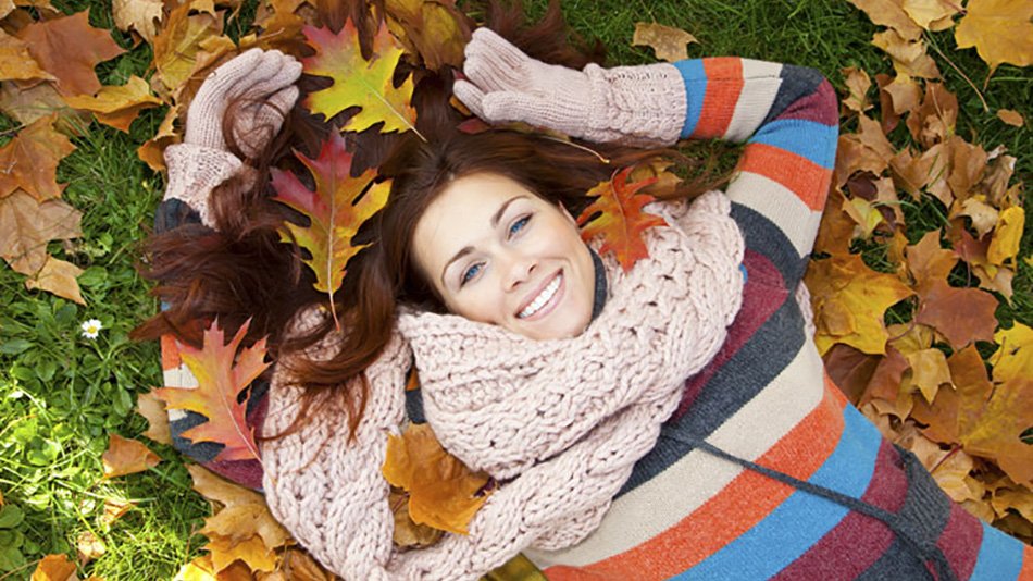 mujer en paisaje otoñal