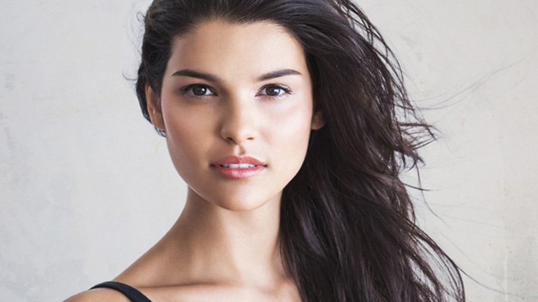 mujer morena pelo largo