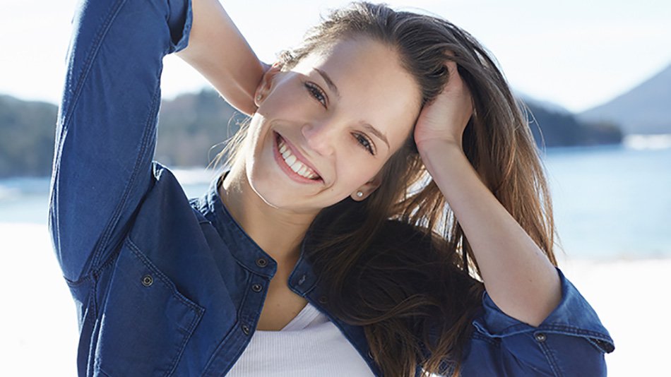 mujer de pelo castaño largo sonriendo