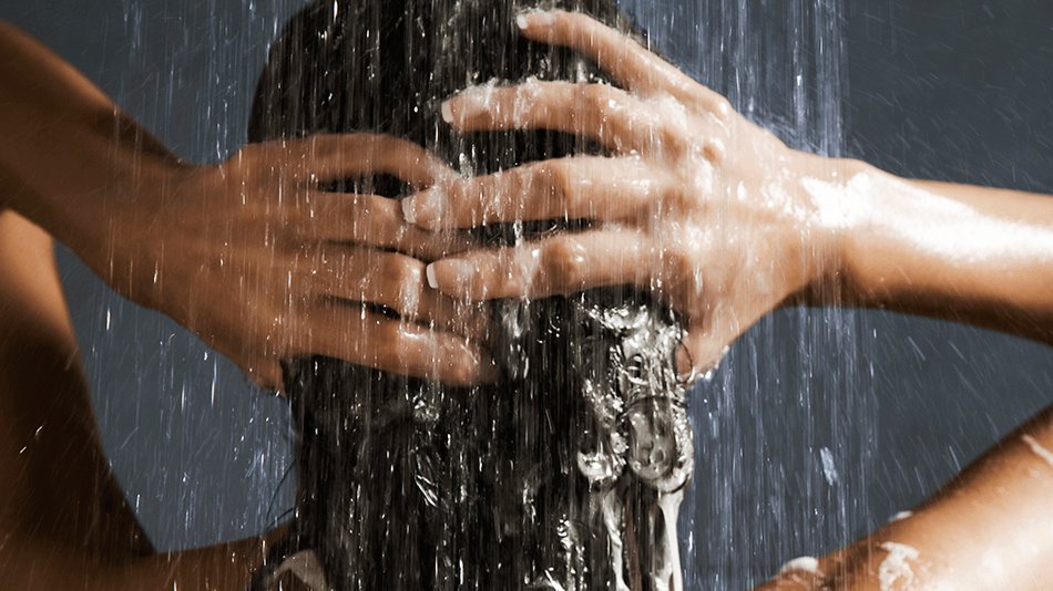 mujer lavándose el pelo