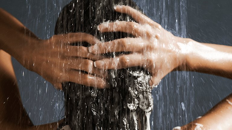 mujer lavándose el pelo