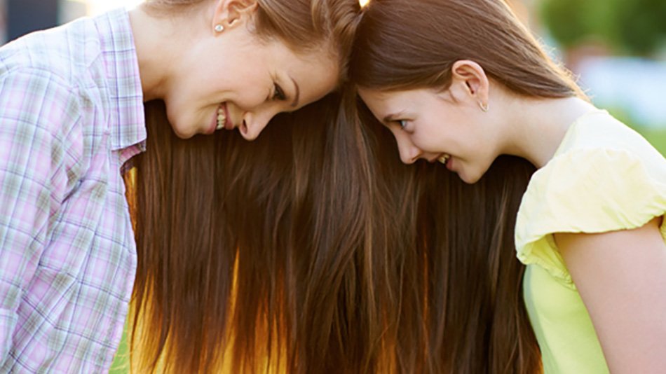 dos mujeres morenas pelo largo liso