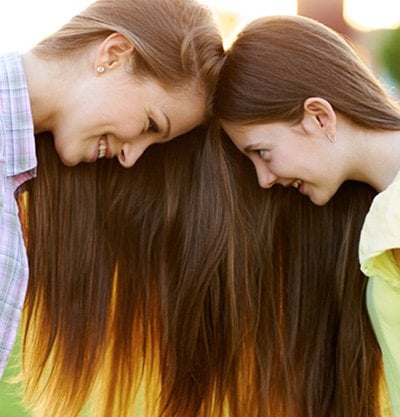 dos mujeres morenas pelo largo liso