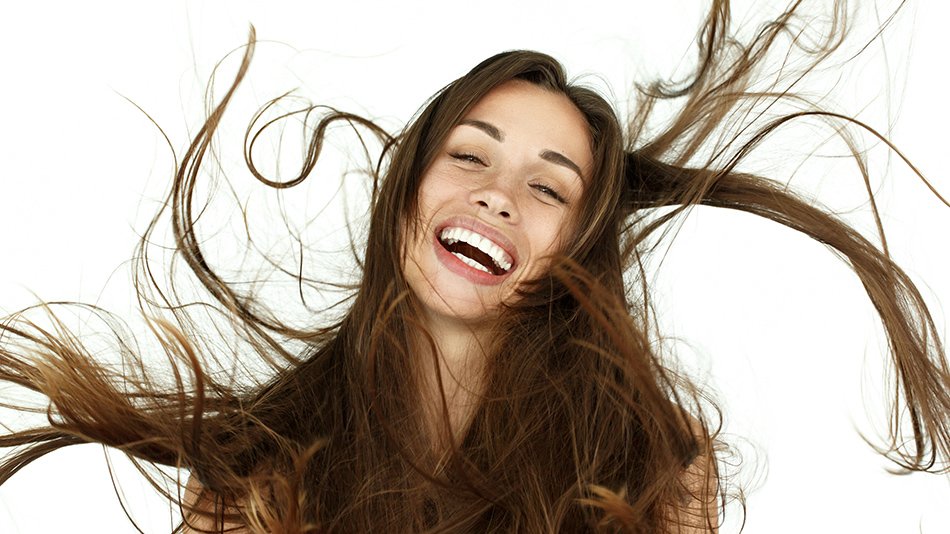 chica castaña sonriendo