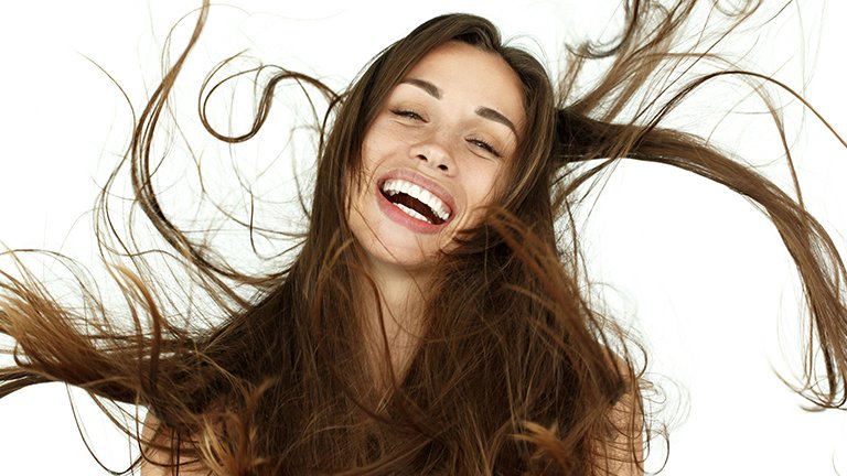 chica castaña sonriendo