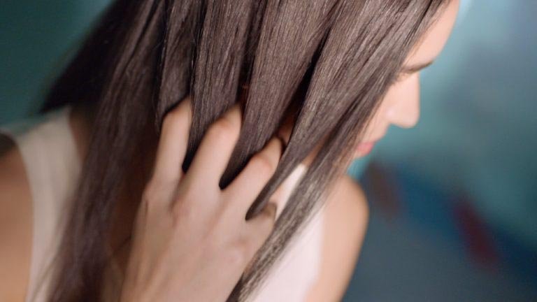Chica desenredandose el pelo con los dedos