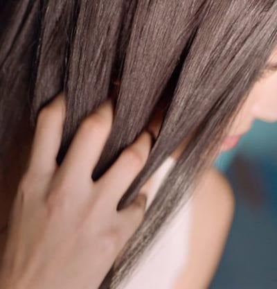 Chica desenredandose el pelo con los dedos