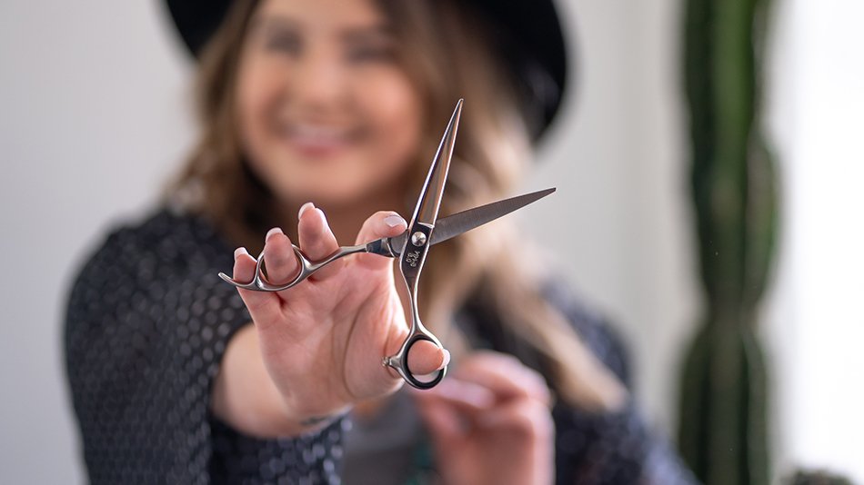 chica con tijeras de peluquería
