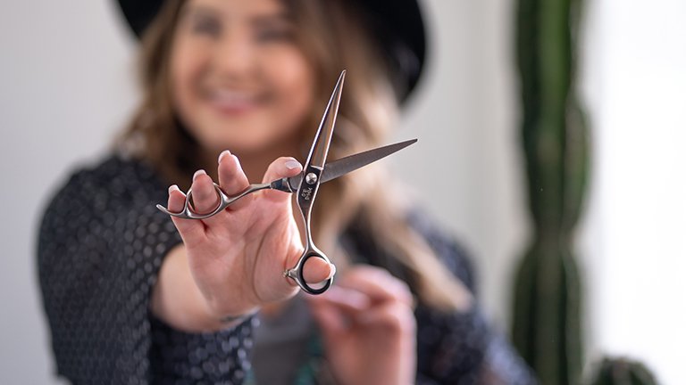 chica con tijeras de peluquería