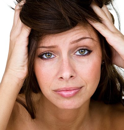 mujer morena de ojos verdes despeinada
