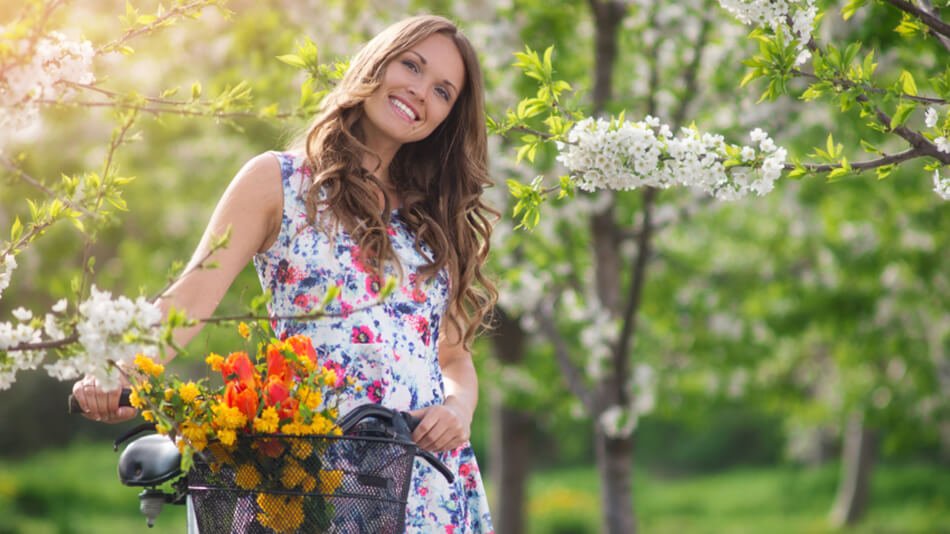 mujer pelo largo ondulado con fondo primaveral