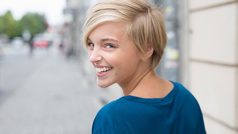 mujer rubia pelo corto liso