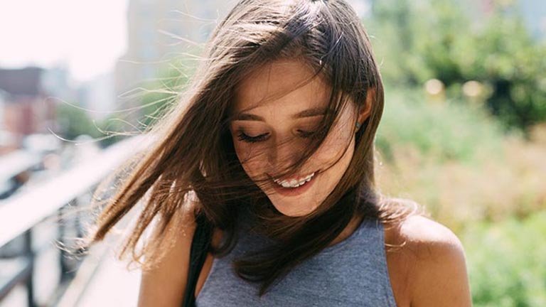 mujer morena pelo liso al viento