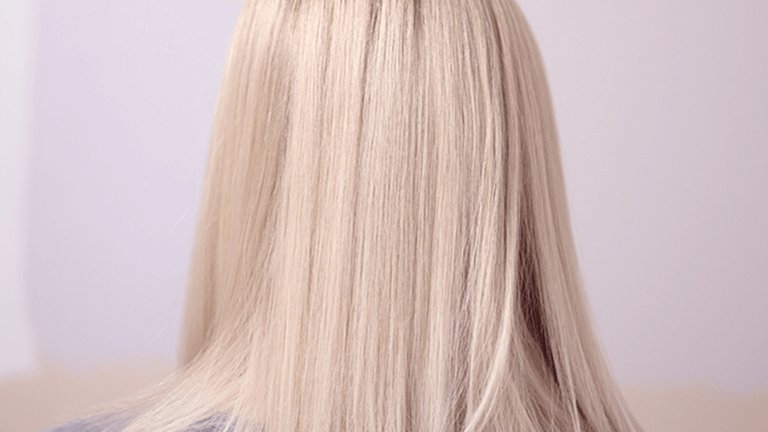 pelo largo liso rubio teñido