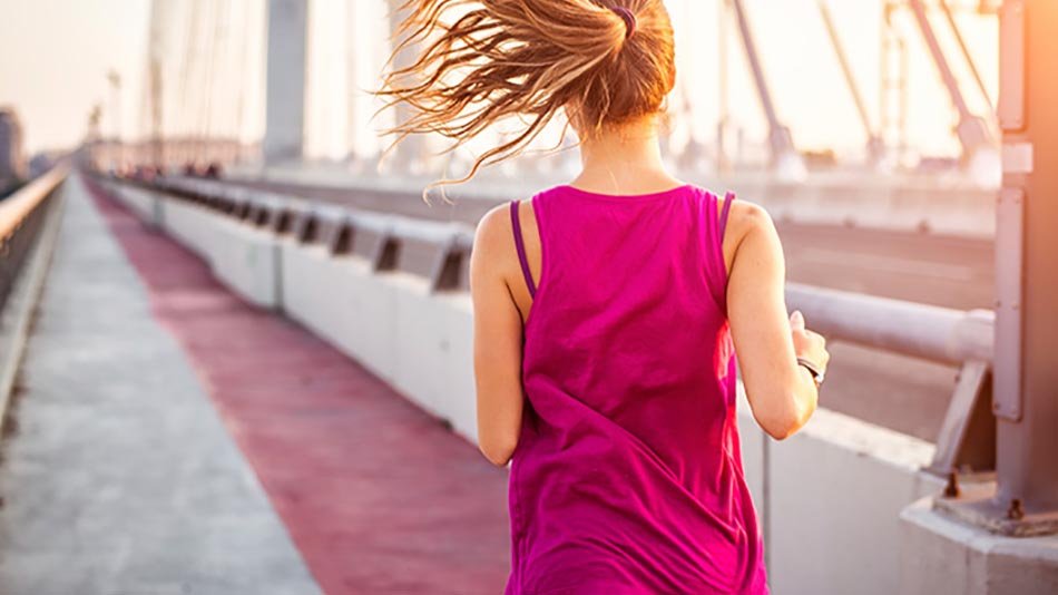 mujer pelo largo recogido corriendo vista de espaldas