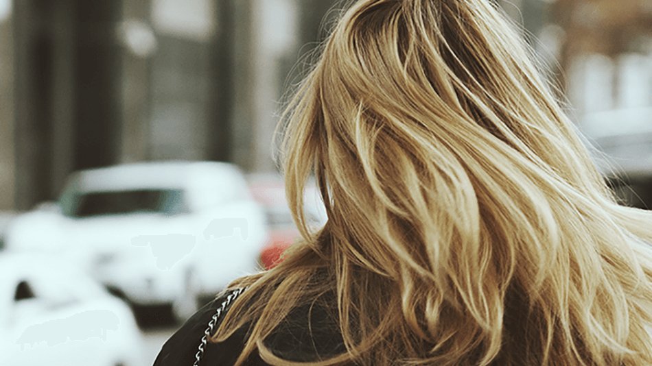 mujer rubia pelo largo de espaldas