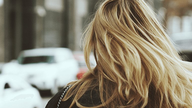 mujer rubia pelo largo de espaldas