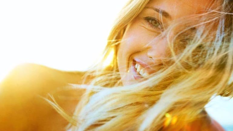 mujer rubia pelo liso sonriendo