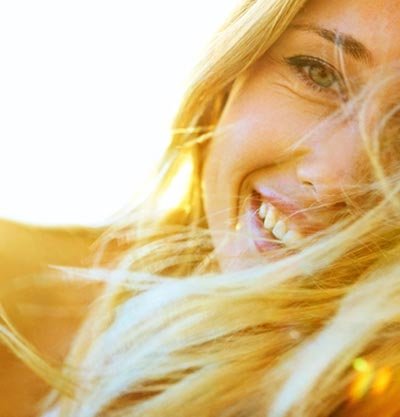 mujer rubia pelo liso sonriendo