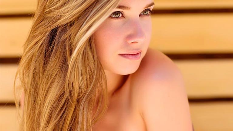 mujer rubia pelo largo hacia un lado