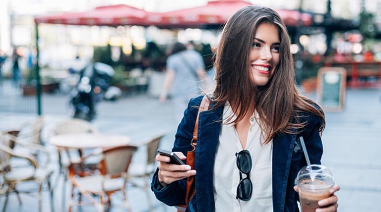 Chica bebiendo batido