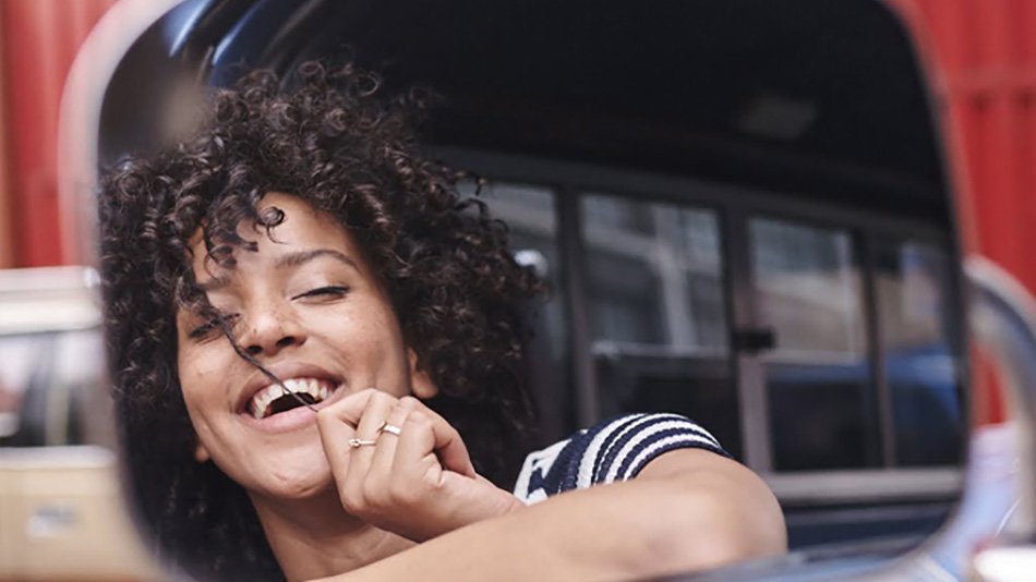 chica morena pelo rizado en coche