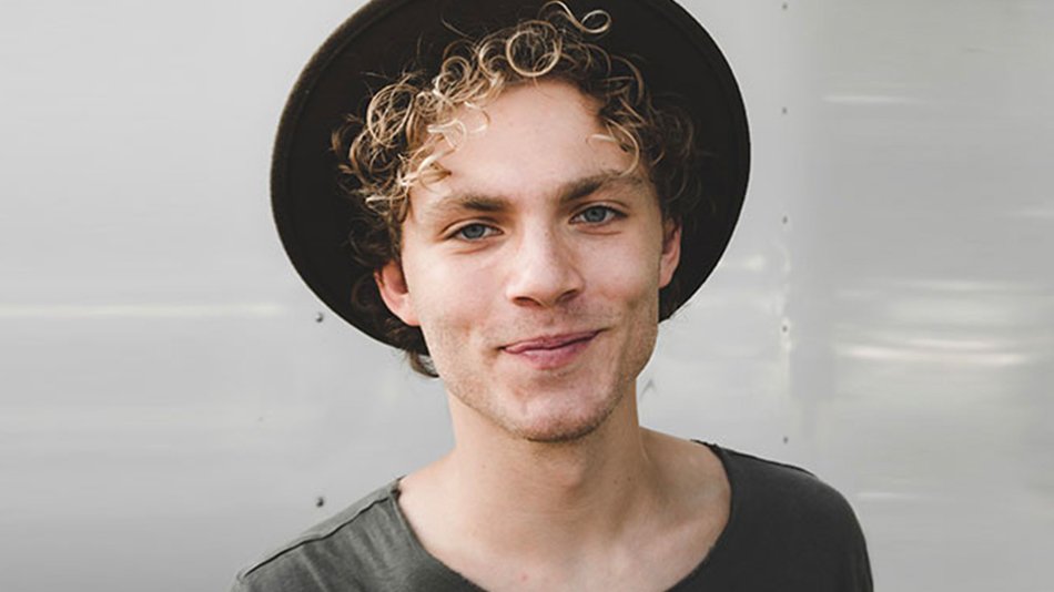 chico rubio con pelo rizado