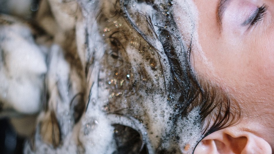 mujer lavándose el pelo