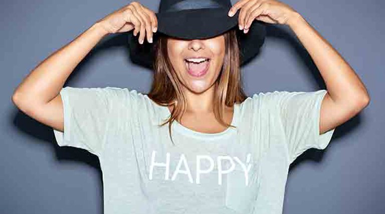 mujer con sombrero y camiseta happy