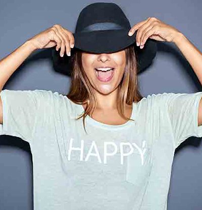 mujer con sombrero y camiseta happy