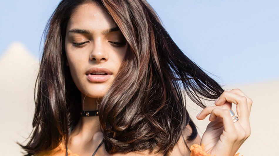 chica morena media melena