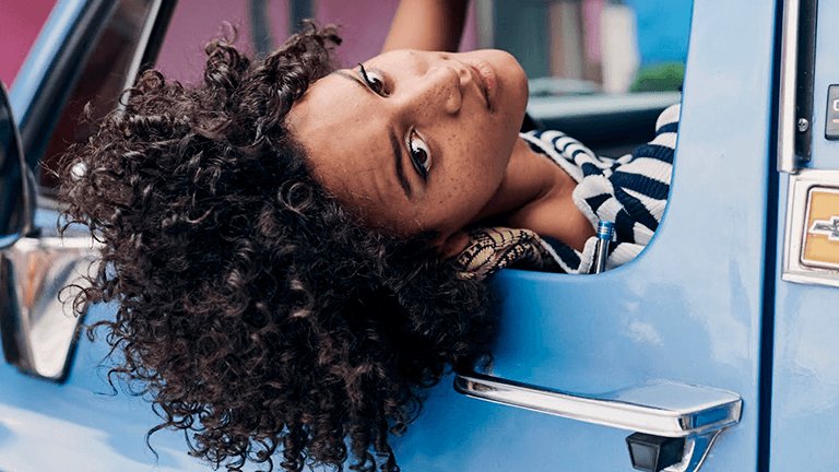 chica con pelo afro