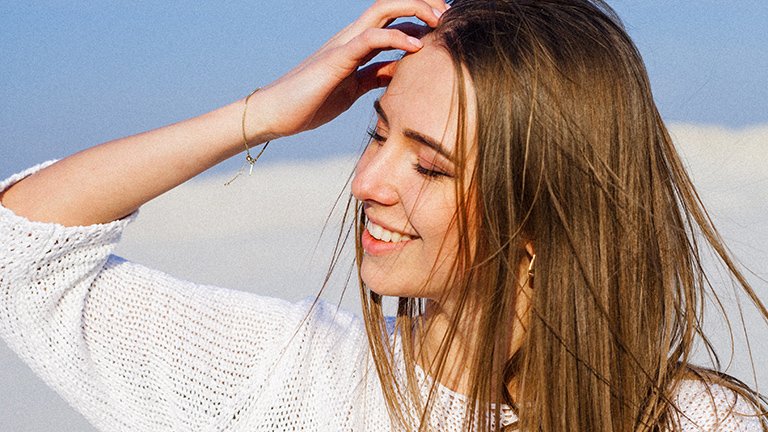chica castaña con pelo fino