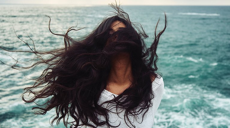 chica con el pelo al viento