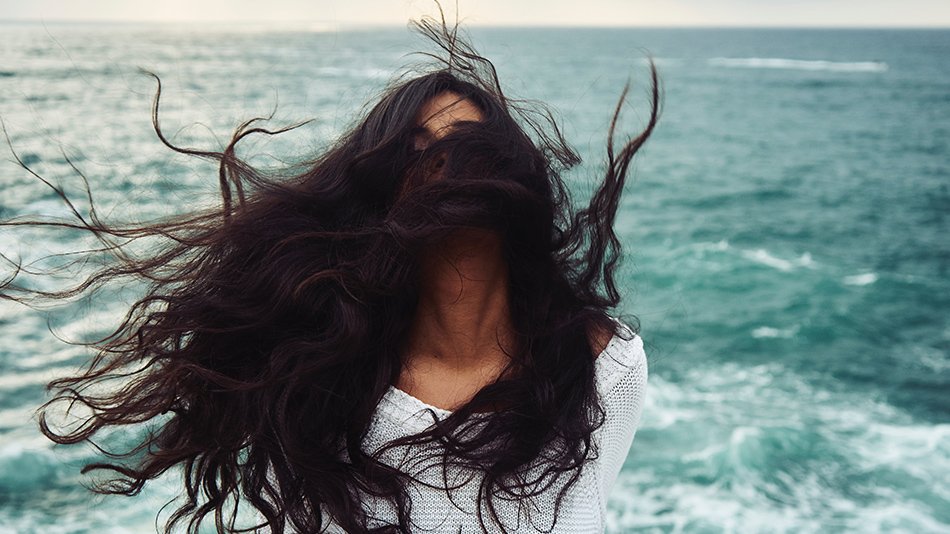 chica con el pelo al viento