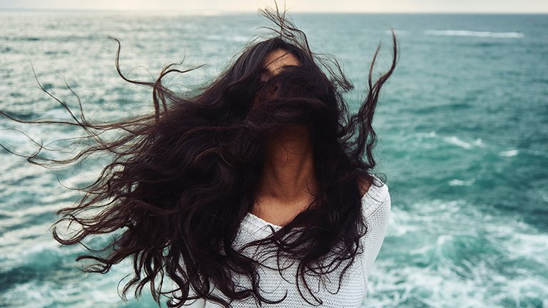 chica con el pelo al viento