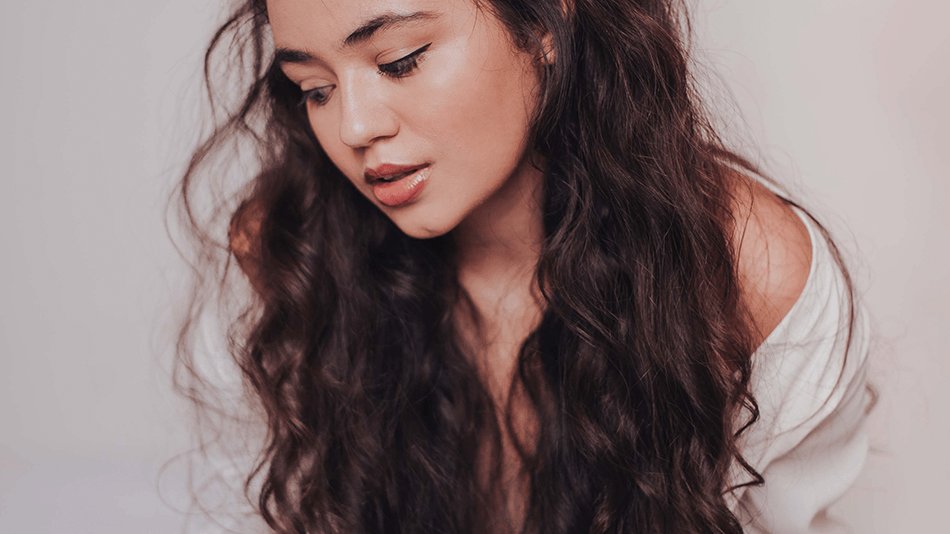 chica con pelo largo rizado