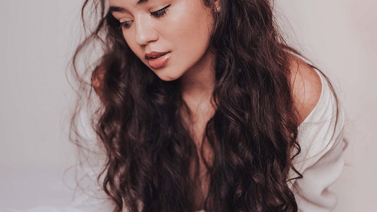chica con pelo largo rizado