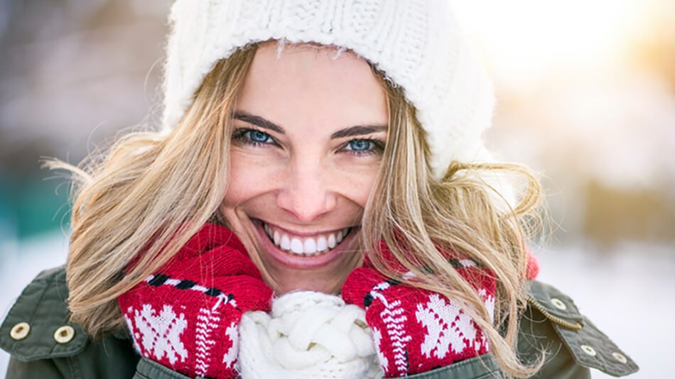 mujer de ojos azules con gorro bufanda y guantes