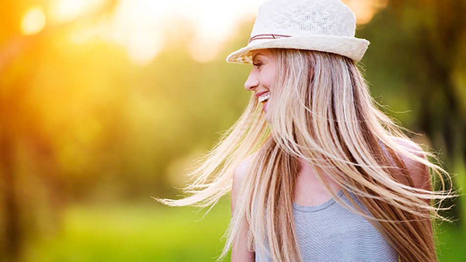 Mujer rubia con sombrero